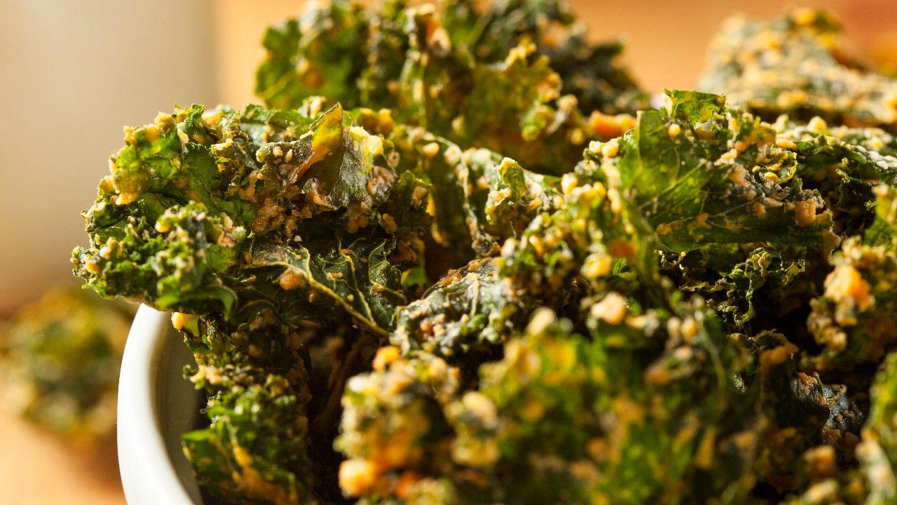 รู้จัก "ผักเคล" ราชินีผักใบเขียว, ประโยชน์ของผักเคลมีอะไรบ้าง, โทษที่ควรระวังของผักเคล, ไขข้อสงสัย ผักเคลกินยังไง กินสดได้ไหม, แจกไอเดียเมนูผักเคลทำอะไรกินได้บ้าง, แจกวิธีง่ายๆ ผักเคลปลูกยังไง, ผักเคลซื้อที่ไหน ราคาเท่าไร