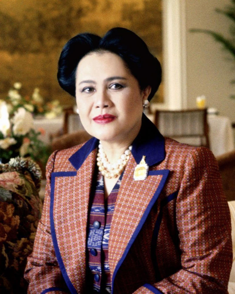 1. ชุดไทยเรือนต้น, 2. ชุดไทยจิตลดา และ 3. ชุดไทยอัมรินทร์, 4. ชุดไทยบรมพิมาน, 5. ชุดไทยดุสิต, 6. ชุดไทยจักรี, 7. ชุดไทยศิวาลัย, 8. ชุดไทยจักรพรรดิ