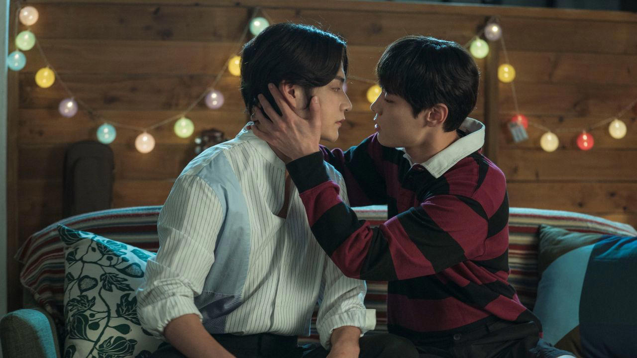 3. Love in the Big City, 4. To My Star, 5. Love for Love’s Sake, 6. FC Soldout, 7. The Director Who Buys Me Dinner, 8. Romeo and Romeo and Juliet, 9. Kissable Lips, 10. Heart Stain