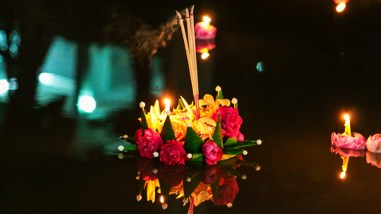 แคปชั่นลอยกระทงคนโสด ลอยกระทงคนเดียวสไตล์คนเหงา, แคปชั่นลอยกระทงอ่อยๆ หยอดมุกเสี่ยวลอยกระทงกับแฟน, แคปชั่นลอยกระทง ฮาๆ กวนๆ แซวเล่นแบบอารมณ์ดี, แคปชั่นลอยกระทงครอบครัว น่ารักอบอุ่น เรียกรอยยิ้ม, แคปชั่นลอยกระทง ภาษาอังกฤษ 2025