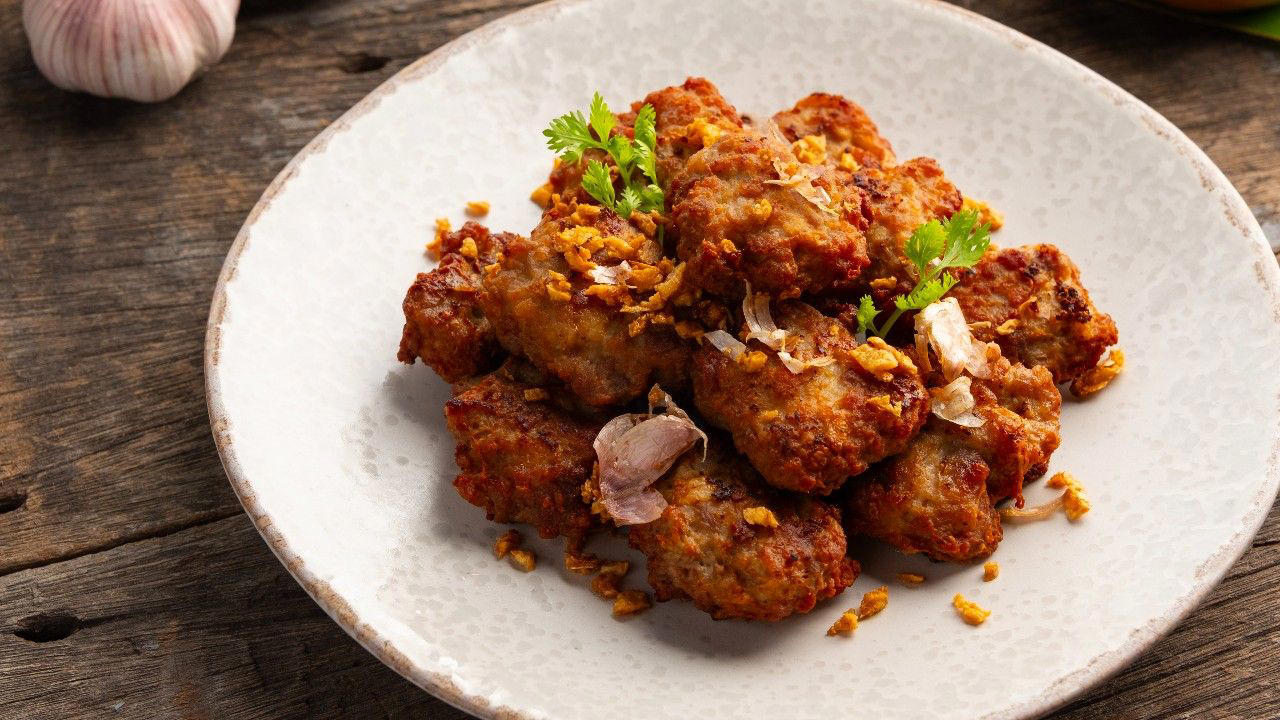 วิธีทำหมูทอดกระเทียมโบราณ สูตรดั้งเดิมหอมกลิ่นกระเทียมเจียว, วิธีทำหมูทอดกระเทียมในหม้อทอดไร้น้ำมัน, หมูทอดกระเทียมใช้หมูส่วนไหนดี, แจกเทคนิคทำหมูทอดกระเทียมให้อร่อยไม่อมน้ำมัน, หมูทอดกระเทียมกี่แคลอรี