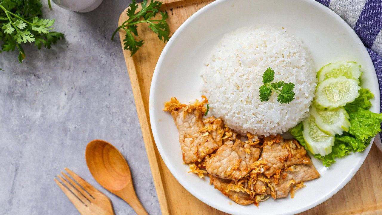 วิธีทำหมูทอดกระเทียมโบราณ สูตรดั้งเดิมหอมกลิ่นกระเทียมเจียว, วิธีทำหมูทอดกระเทียมในหม้อทอดไร้น้ำมัน, หมูทอดกระเทียมใช้หมูส่วนไหนดี, แจกเทคนิคทำหมูทอดกระเทียมให้อร่อยไม่อมน้ำมัน, หมูทอดกระเทียมกี่แคลอรี