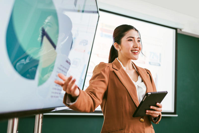 ภาษาคือ 'ใบเบิกทาง' แต่ Soft Skills คือ 'ตัวตัดสิน', 1. อ่านคนให้ขาด แม้วัฒนธรรมต่าง (Cross-Cultural), 2. ศิลปะการเจรจาที่มากกว่าการต่อรอง (Negotiation &amp; Collaboration), 3. เล่าเรื่องให้โลกจำ (Storytelling), 3 ขั้นตอนเปลี่ยนเด็กขี้อาย ให้กล้าสื่อสารในเวทีโลก