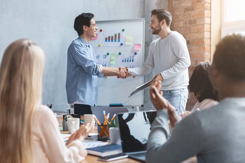 ภาษาคือ 'ใบเบิกทาง' แต่ Soft Skills คือ 'ตัวตัดสิน', 1. อ่านคนให้ขาด แม้วัฒนธรรมต่าง (Cross-Cultural), 2. ศิลปะการเจรจาที่มากกว่าการต่อรอง (Negotiation &amp; Collaboration), 3. เล่าเรื่องให้โลกจำ (Storytelling), 3 ขั้นตอนเปลี่ยนเด็กขี้อาย ให้กล้าสื่อสารในเวทีโลก