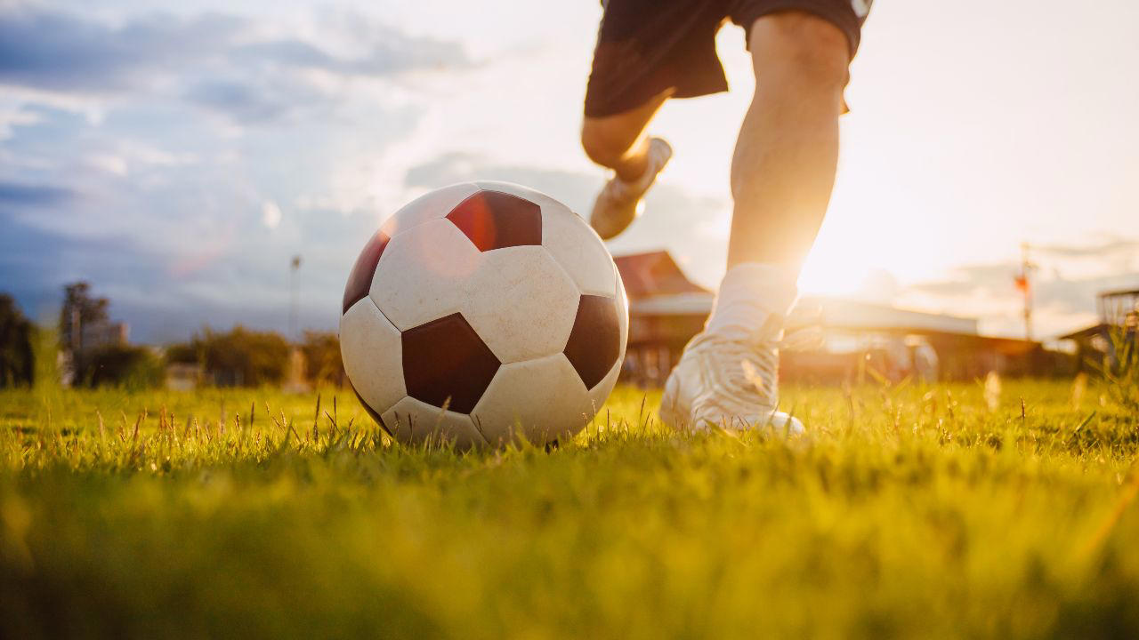 1. ชุดตัวต่อเลโก้, 2. บอร์ดเกม, 3. ลูกฟุตบอล, 4. นมกล่อง, 5. ผลไม้, 6. ชุดเครื่องเขียน, 7. หนังสือนิทาน, 8. จิ๊กซอว์, 9. คุกกี้อบธัญพืช, 10. ขวดน้ำพร้อมสายคล้อง