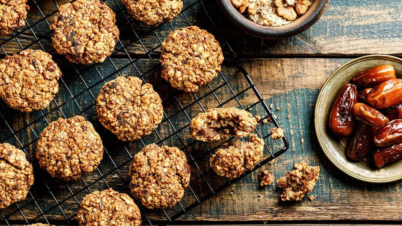 1. ชุดตัวต่อเลโก้, 2. บอร์ดเกม, 3. ลูกฟุตบอล, 4. นมกล่อง, 5. ผลไม้, 6. ชุดเครื่องเขียน, 7. หนังสือนิทาน, 8. จิ๊กซอว์, 9. คุกกี้อบธัญพืช, 10. ขวดน้ำพร้อมสายคล้อง