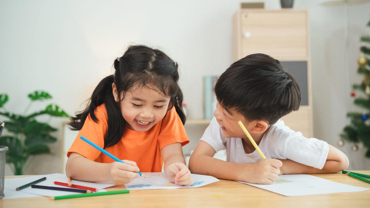 1. ชุดตัวต่อเลโก้, 2. บอร์ดเกม, 3. ลูกฟุตบอล, 4. นมกล่อง, 5. ผลไม้, 6. ชุดเครื่องเขียน, 7. หนังสือนิทาน, 8. จิ๊กซอว์, 9. คุกกี้อบธัญพืช, 10. ขวดน้ำพร้อมสายคล้อง