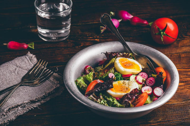 วันจันทร์: ออมเล็ตผักรวม (Veggie Omelet), วันอังคาร: ไข่ตุ๋นไมโครเวฟทรงเครื่อง, วันพุธ: แซนด์วิชไข่ต้มอะโวคาโด, วันพฤหัสบดี: ไข่กระทะไร้น้ำมัน, วันศุกร์: สลัดไข่ต้มน้ำใส, วันเสาร์: ไข่ขยี้กุ้งสด, วันอาทิตย์: ไข่คนอะโวคาโดและมะเขือเทศ (Healthy Scrambled Eggs with Avocado)