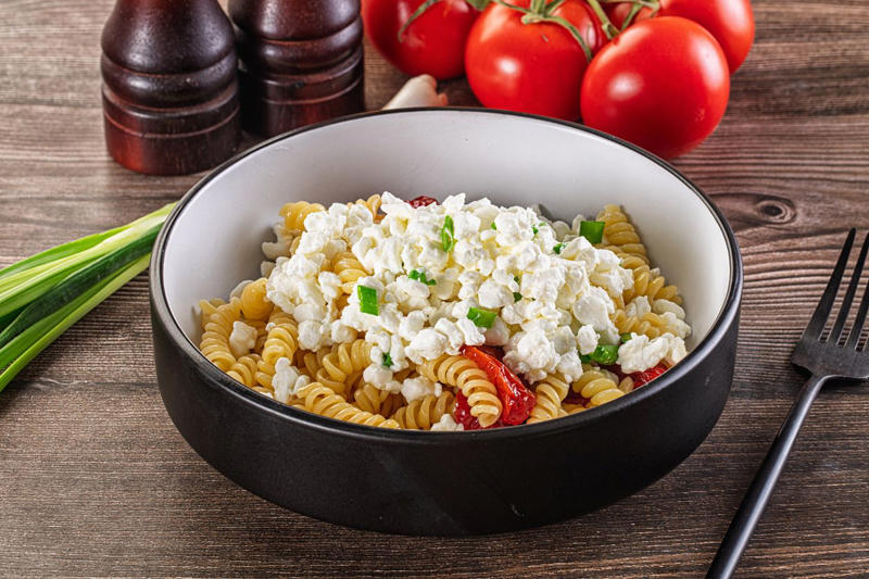 1. มื้อเช้าทรงพลัง: โทสต์หน้าคอตเทจชีสและอะโวคาโด (Cottage Cheese &amp; Avocado Toast), 2. มื้อกลางวันสุดเฟรช: สลัดคอตเทจชีสทูน่า (Creamy Tuna &amp; Cottage Cheese Salad), 3. มื้อเย็นคลีนๆ: พาสต้าซอสคอตเทจชีส (Guilt-Free Creamy Pasta), 4. ของหวานเพื่อสุขภาพ: คอตเทจชีสโบวล์ผลไม้รวม (Mixed Berry Cottage Cheese Bowl), 5. เมนูยอดฮิต: แพนเค้กคอตเทจชีสไร้แป้ง (Flourless Cottage Cheese Pancakes)