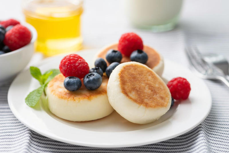 1. มื้อเช้าทรงพลัง: โทสต์หน้าคอตเทจชีสและอะโวคาโด (Cottage Cheese &amp; Avocado Toast), 2. มื้อกลางวันสุดเฟรช: สลัดคอตเทจชีสทูน่า (Creamy Tuna &amp; Cottage Cheese Salad), 3. มื้อเย็นคลีนๆ: พาสต้าซอสคอตเทจชีส (Guilt-Free Creamy Pasta), 4. ของหวานเพื่อสุขภาพ: คอตเทจชีสโบวล์ผลไม้รวม (Mixed Berry Cottage Cheese Bowl), 5. เมนูยอดฮิต: แพนเค้กคอตเทจชีสไร้แป้ง (Flourless Cottage Cheese Pancakes)