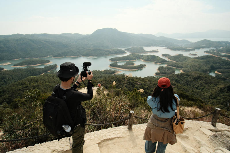 ‘ไซกุง’ มรดกโลกที่มนุษย์และธรรมชาติรังสรรค์ร่วมกัน, เข้าถึงง่าย: ‘ภูเขา’ อยู่ห่างจาก ‘รถไฟฟ้า’ เพียงไม่กี่ก้าว, ‘Peak Trail’: ป่าคอนกรีตที่ยั่งยืนบนพื้นที่อนุรักษ์ 63%, วิถีชาวเกาะลัมมา: เข็มนาฬิกาเดินช้าลงตามจังหวะน้ำขึ้น-ลง, บทสรุปฮ่องกงในมิติใหม่ที่มากกว่าการช้อปปิ้ง