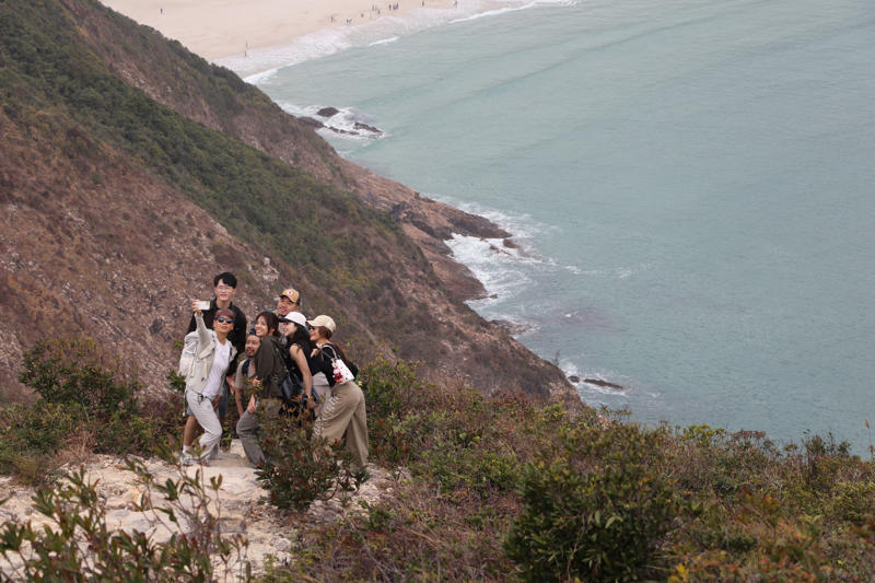 ‘ไซกุง’ มรดกโลกที่มนุษย์และธรรมชาติรังสรรค์ร่วมกัน, เข้าถึงง่าย: ‘ภูเขา’ อยู่ห่างจาก ‘รถไฟฟ้า’ เพียงไม่กี่ก้าว, ‘Peak Trail’: ป่าคอนกรีตที่ยั่งยืนบนพื้นที่อนุรักษ์ 63%, วิถีชาวเกาะลัมมา: เข็มนาฬิกาเดินช้าลงตามจังหวะน้ำขึ้น-ลง, บทสรุปฮ่องกงในมิติใหม่ที่มากกว่าการช้อปปิ้ง