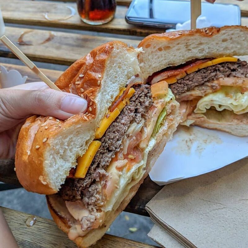 top 10+ ร้านอาหารอเมริกัน เบอร์เกอร์ชีสเยิ้มไส้ทะลัก สเต็กเนื้อนุ่มชุ่มฉ่ำในย่านสุขุมวิท