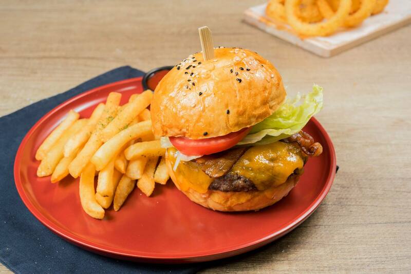 top 10+ ร้านอาหารอเมริกัน เบอร์เกอร์ชีสเยิ้มไส้ทะลัก สเต็กเนื้อนุ่มชุ่มฉ่ำในย่านสุขุมวิท