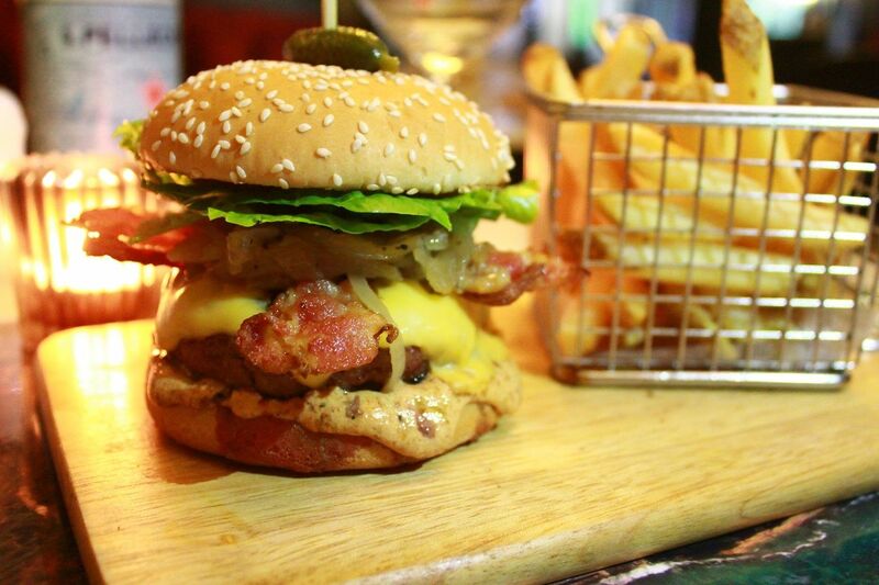 top 10+ ร้านอาหารอเมริกัน เบอร์เกอร์ชีสเยิ้มไส้ทะลัก สเต็กเนื้อนุ่มชุ่มฉ่ำในย่านสุขุมวิท