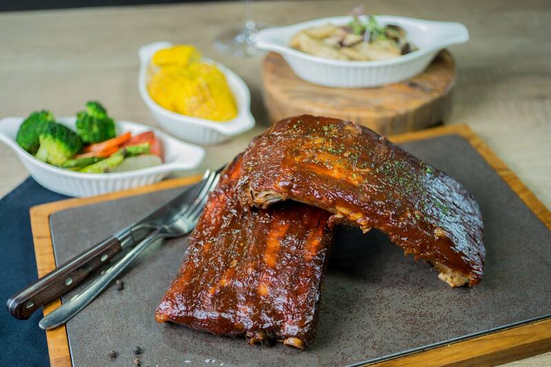 top 10+ ร้านอาหารอเมริกัน เบอร์เกอร์ชีสเยิ้มไส้ทะลัก สเต็กเนื้อนุ่มชุ่มฉ่ำในย่านสุขุมวิท