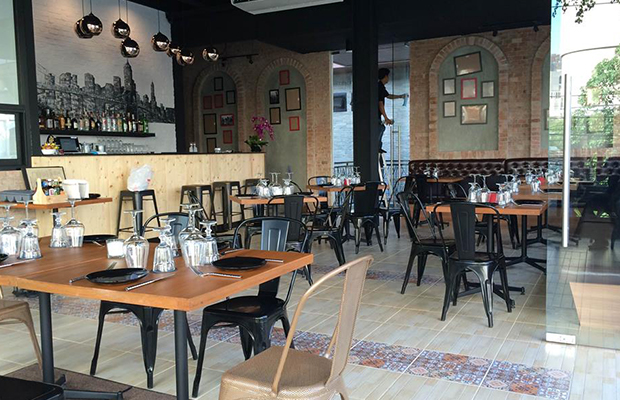 top 10+ ร้านอาหารอเมริกัน เบอร์เกอร์ชีสเยิ้มไส้ทะลัก สเต็กเนื้อนุ่มชุ่มฉ่ำในย่านสุขุมวิท