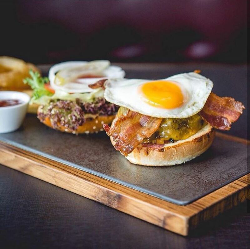 top 10+ ร้านอาหารอเมริกัน เบอร์เกอร์ชีสเยิ้มไส้ทะลัก สเต็กเนื้อนุ่มชุ่มฉ่ำในย่านสุขุมวิท