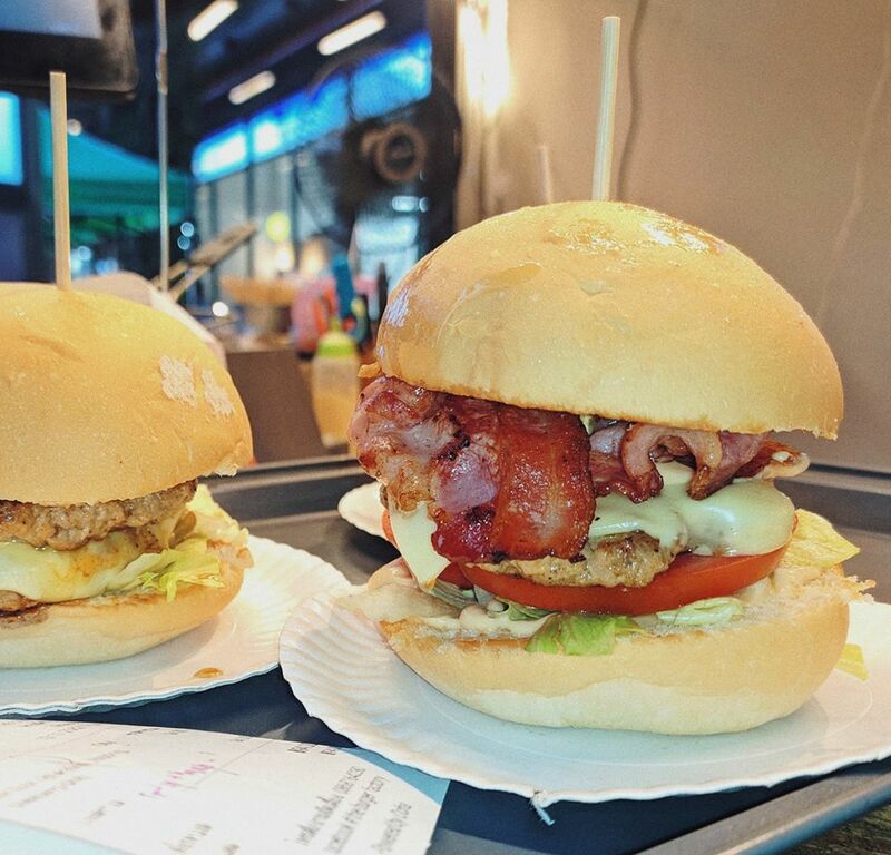 top 10+ ร้านอาหารอเมริกัน เบอร์เกอร์ชีสเยิ้มไส้ทะลัก สเต็กเนื้อนุ่มชุ่มฉ่ำในย่านสุขุมวิท