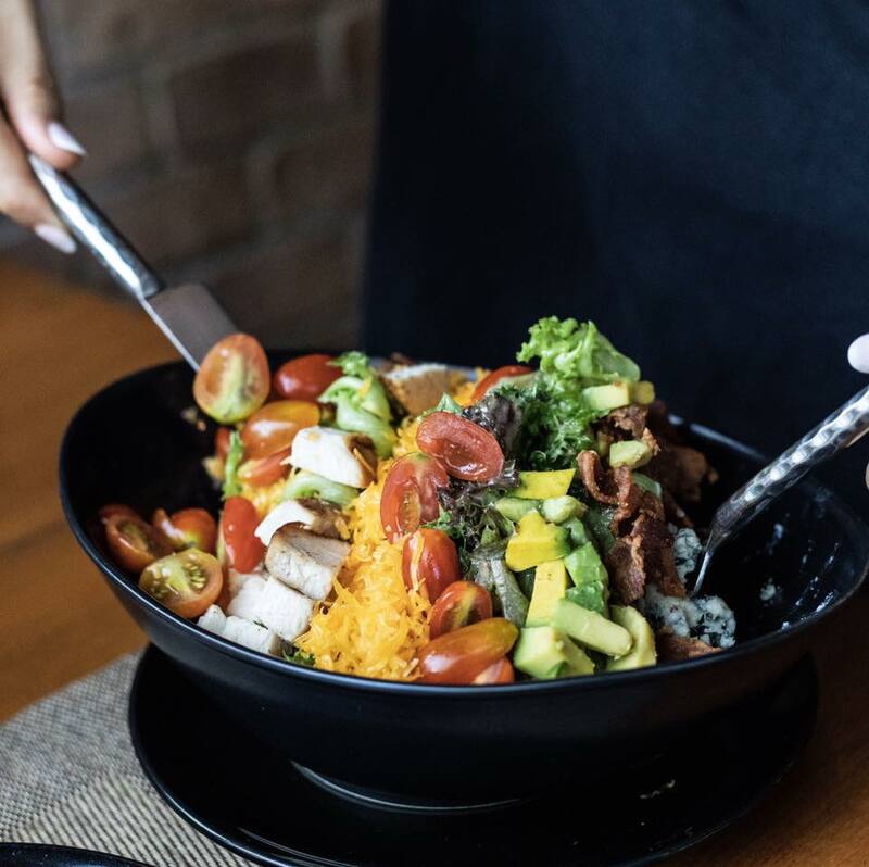 top 10+ ร้านอาหารอเมริกัน เบอร์เกอร์ชีสเยิ้มไส้ทะลัก สเต็กเนื้อนุ่มชุ่มฉ่ำในย่านสุขุมวิท