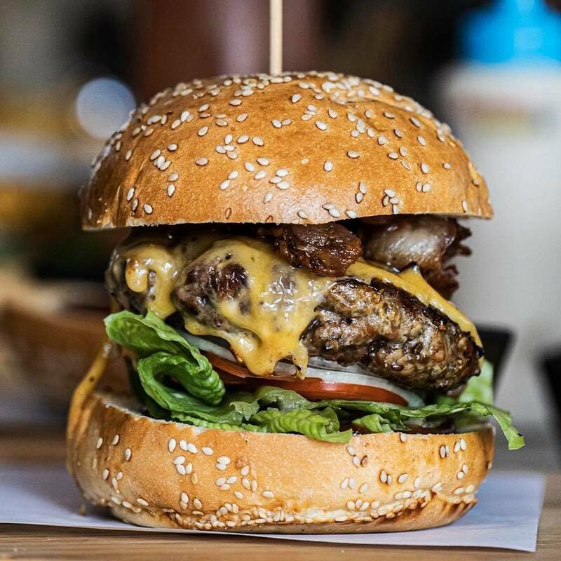 top 10+ ร้านอาหารอเมริกัน เบอร์เกอร์ชีสเยิ้มไส้ทะลัก สเต็กเนื้อนุ่มชุ่มฉ่ำในย่านสุขุมวิท