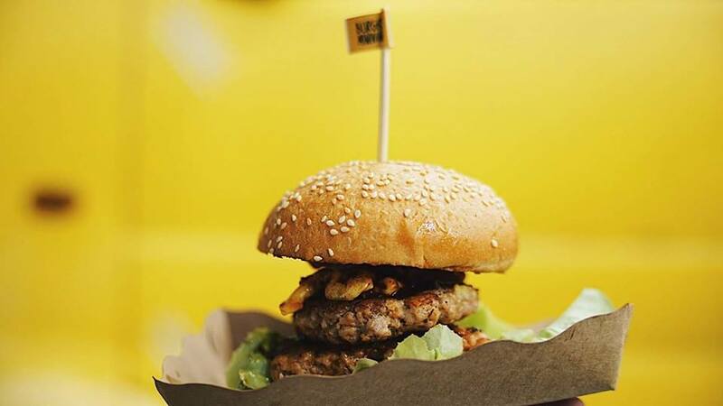 top 10+ ร้านอาหารอเมริกัน เบอร์เกอร์ชีสเยิ้มไส้ทะลัก สเต็กเนื้อนุ่มชุ่มฉ่ำในย่านสุขุมวิท