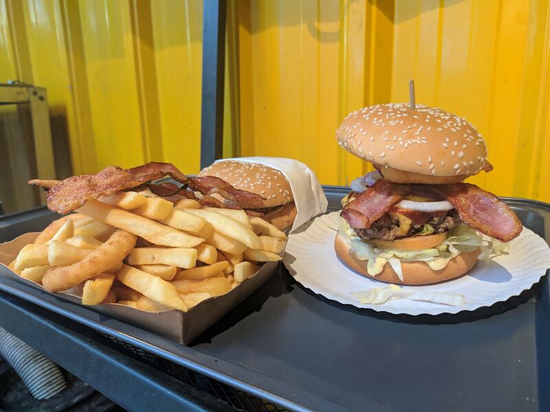 top 10+ ร้านอาหารอเมริกัน เบอร์เกอร์ชีสเยิ้มไส้ทะลัก สเต็กเนื้อนุ่มชุ่มฉ่ำในย่านสุขุมวิท