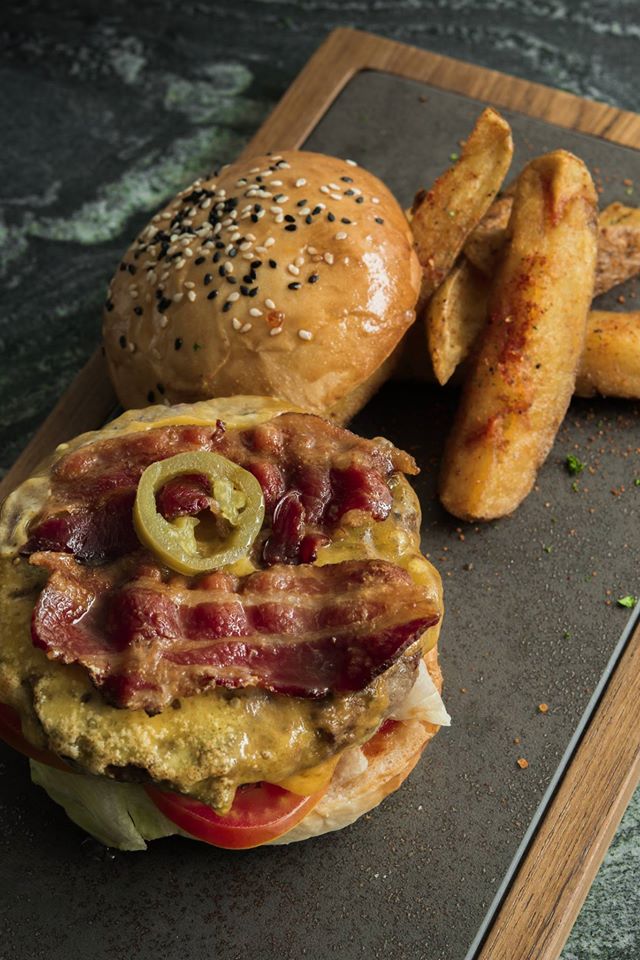 top 10+ ร้านอาหารอเมริกัน เบอร์เกอร์ชีสเยิ้มไส้ทะลัก สเต็กเนื้อนุ่มชุ่มฉ่ำในย่านสุขุมวิท