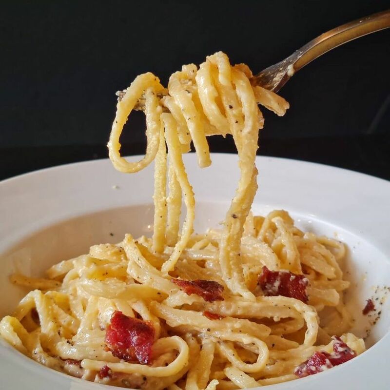 top 10+ ร้านอาหารอเมริกัน เบอร์เกอร์ชีสเยิ้มไส้ทะลัก สเต็กเนื้อนุ่มชุ่มฉ่ำในย่านสุขุมวิท