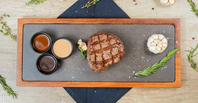 top 10+ ร้านอาหารอเมริกัน เบอร์เกอร์ชีสเยิ้มไส้ทะลัก สเต็กเนื้อนุ่มชุ่มฉ่ำในย่านสุขุมวิท