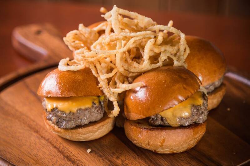 top 10+ ร้านอาหารอเมริกัน เบอร์เกอร์ชีสเยิ้มไส้ทะลัก สเต็กเนื้อนุ่มชุ่มฉ่ำในย่านสุขุมวิท