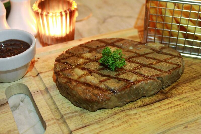 top 10+ ร้านอาหารอเมริกัน เบอร์เกอร์ชีสเยิ้มไส้ทะลัก สเต็กเนื้อนุ่มชุ่มฉ่ำในย่านสุขุมวิท