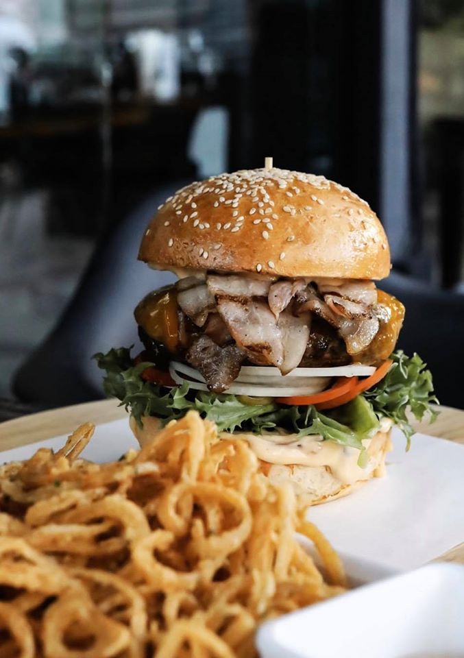 top 10+ ร้านอาหารอเมริกัน เบอร์เกอร์ชีสเยิ้มไส้ทะลัก สเต็กเนื้อนุ่มชุ่มฉ่ำในย่านสุขุมวิท