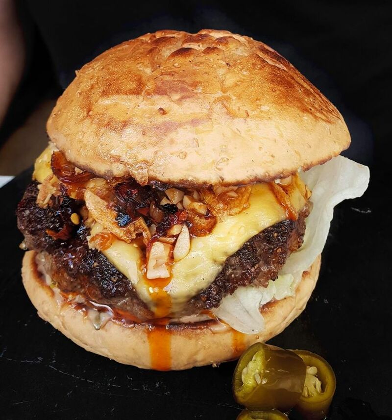 top 10+ ร้านอาหารอเมริกัน เบอร์เกอร์ชีสเยิ้มไส้ทะลัก สเต็กเนื้อนุ่มชุ่มฉ่ำในย่านสุขุมวิท