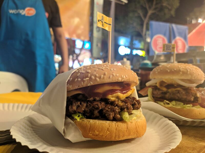 top 10+ ร้านอาหารอเมริกัน เบอร์เกอร์ชีสเยิ้มไส้ทะลัก สเต็กเนื้อนุ่มชุ่มฉ่ำในย่านสุขุมวิท