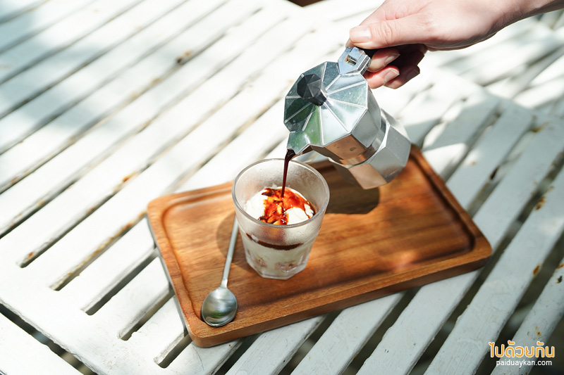 คาเฟ่นาคนิวาส, ฐ คาเฟ่, ฐ คาเฟ่น่ารัก ในสวนร่มรื่น