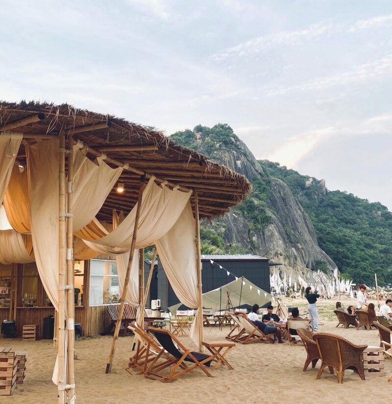 1d+ day artist, air space, air space hua hin, bamp beach & cafe, bamp cafe, bella costa, bonnie on the beach, coco & coff, drip rim lay, drip rim lay huahin, eureka beach cafe, eureka nitro coffee, iko camp & cafe, matapita, matapita cafe, memory house cafe, memory house cafe huahin, molley coffee stand, oneddayartist, pineapple surf club, rimpha chomview, s&039;more cafe, skoop beach café, sugar bloom, the moment cafe and craft, tumlay cafe & bar, tumlay cafe & bar huahin, turtle bay, turtle bay hua hin, คาเฟ่หัวหิน, คาเฟ่หัวหิน 2023, คาเฟ่หัวหิน 2024, คาเฟ่หัวหิน 2566, คาเฟ่หัวหิน 2567, คาเฟ่ใกล้ฉัน, ชูก้าบลูม คาเฟ่, บ้านใกล้วัง, บ้านใกล้วัง หัวหิน, ประจวบคีรีขันธ์ คาเฟ่, ยูเรก้าบีชคาเฟ่, ร้านอาหารไทย หัวหิน, ริมผาชมวิว, วังไกลกังวล, หัวหิน, หัวหิน 2024, อีโก้ แคมป์ แอนด์ คาเฟ่, เซิร์ฟคลับ หัวหิน, เดอะโมเม้นคาเฟ่, เมมโมรี่เฮ้าส์, โรงแรม veranda, top 20+ คาเฟ่หัวหิน [กรกฎาคม 2024] นั่งจิบกาแฟเย็น ๆ รับลมริมทะเลฟิน ๆ พร้อมมุมถ่ายรูปสุดจึ้ง!