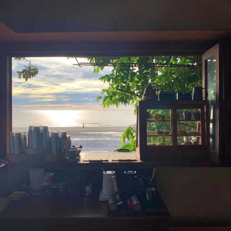 1d+ day artist, air space, air space hua hin, bamp beach & cafe, bamp cafe, bella costa, bonnie on the beach, coco & coff, drip rim lay, drip rim lay huahin, eureka beach cafe, eureka nitro coffee, iko camp & cafe, matapita, matapita cafe, memory house cafe, memory house cafe huahin, molley coffee stand, oneddayartist, pineapple surf club, rimpha chomview, s&039;more cafe, skoop beach café, sugar bloom, the moment cafe and craft, tumlay cafe & bar, tumlay cafe & bar huahin, turtle bay, turtle bay hua hin, คาเฟ่หัวหิน, คาเฟ่หัวหิน 2023, คาเฟ่หัวหิน 2024, คาเฟ่หัวหิน 2566, คาเฟ่หัวหิน 2567, คาเฟ่ใกล้ฉัน, ชูก้าบลูม คาเฟ่, บ้านใกล้วัง, บ้านใกล้วัง หัวหิน, ประจวบคีรีขันธ์ คาเฟ่, ยูเรก้าบีชคาเฟ่, ร้านอาหารไทย หัวหิน, ริมผาชมวิว, วังไกลกังวล, หัวหิน, หัวหิน 2024, อีโก้ แคมป์ แอนด์ คาเฟ่, เซิร์ฟคลับ หัวหิน, เดอะโมเม้นคาเฟ่, เมมโมรี่เฮ้าส์, โรงแรม veranda, top 20+ คาเฟ่หัวหิน [กรกฎาคม 2024] นั่งจิบกาแฟเย็น ๆ รับลมริมทะเลฟิน ๆ พร้อมมุมถ่ายรูปสุดจึ้ง!
