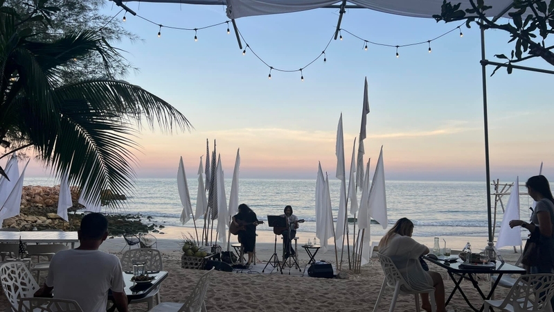 1d+ day artist, air space, air space hua hin, bamp beach & cafe, bamp cafe, bella costa, bonnie on the beach, coco & coff, drip rim lay, drip rim lay huahin, eureka beach cafe, eureka nitro coffee, iko camp & cafe, matapita, matapita cafe, memory house cafe, memory house cafe huahin, molley coffee stand, oneddayartist, pineapple surf club, rimpha chomview, s&039;more cafe, skoop beach café, sugar bloom, the moment cafe and craft, tumlay cafe & bar, tumlay cafe & bar huahin, turtle bay, turtle bay hua hin, คาเฟ่หัวหิน, คาเฟ่หัวหิน 2023, คาเฟ่หัวหิน 2024, คาเฟ่หัวหิน 2566, คาเฟ่หัวหิน 2567, คาเฟ่ใกล้ฉัน, ชูก้าบลูม คาเฟ่, บ้านใกล้วัง, บ้านใกล้วัง หัวหิน, ประจวบคีรีขันธ์ คาเฟ่, ยูเรก้าบีชคาเฟ่, ร้านอาหารไทย หัวหิน, ริมผาชมวิว, วังไกลกังวล, หัวหิน, หัวหิน 2024, อีโก้ แคมป์ แอนด์ คาเฟ่, เซิร์ฟคลับ หัวหิน, เดอะโมเม้นคาเฟ่, เมมโมรี่เฮ้าส์, โรงแรม veranda, top 20+ คาเฟ่หัวหิน [กรกฎาคม 2024] นั่งจิบกาแฟเย็น ๆ รับลมริมทะเลฟิน ๆ พร้อมมุมถ่ายรูปสุดจึ้ง!