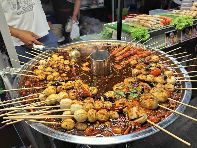 รวม 12 ตลาดนัดกลางคืน แหล่งกิน แหล่งชิม แหล่งช็อปแบบสุดฟินยามค่ำคืน!