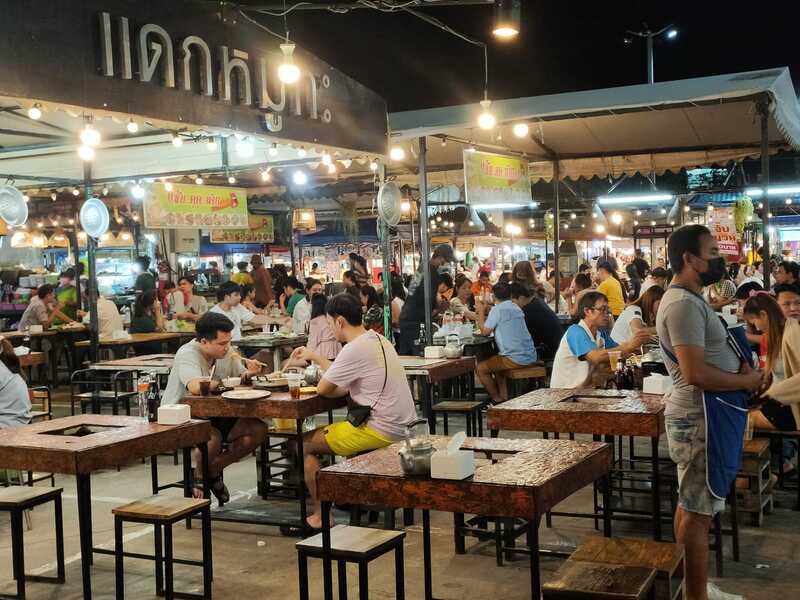 รวม 12 ตลาดนัดกลางคืน แหล่งกิน แหล่งชิม แหล่งช็อปแบบสุดฟินยามค่ำคืน!