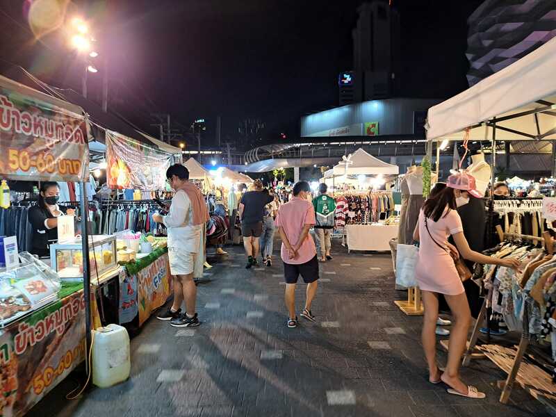 รวม 12 ตลาดนัดกลางคืน แหล่งกิน แหล่งชิม แหล่งช็อปแบบสุดฟินยามค่ำคืน!