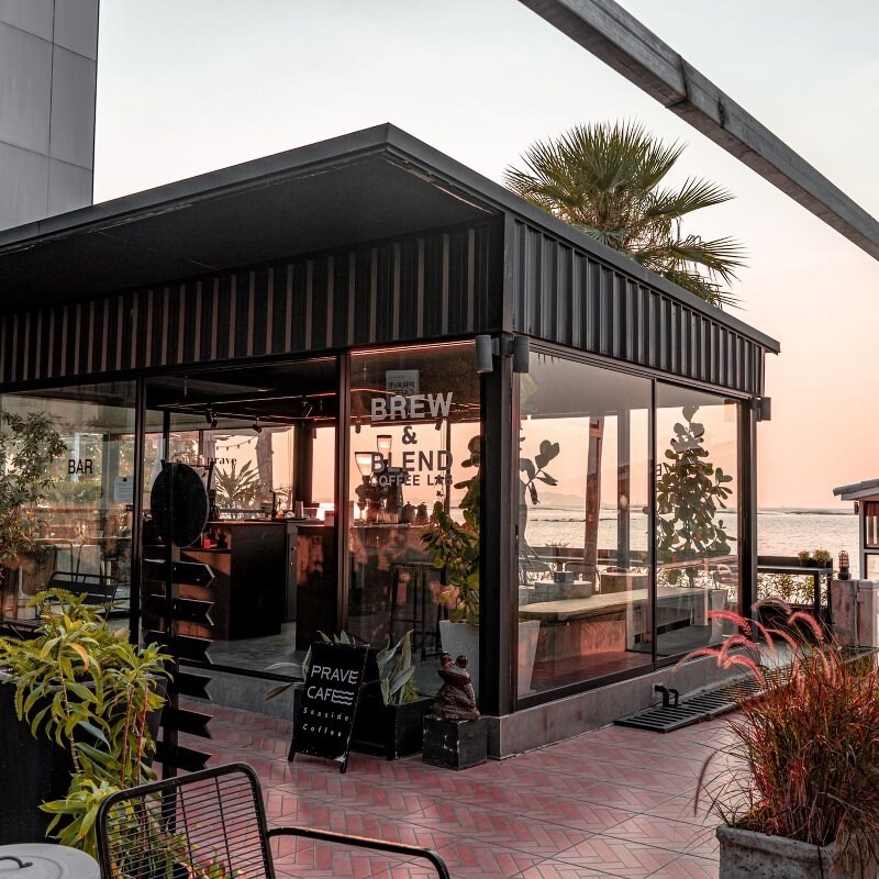 top 15+ คาเฟ่ศรีราชา 2567 คาเฟ่เปิดใหม่ ร้านกาแฟติดทะเล บรรยากาศดี