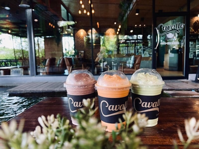 top 15+ คาเฟ่ศรีราชา 2567 คาเฟ่เปิดใหม่ ร้านกาแฟติดทะเล บรรยากาศดี