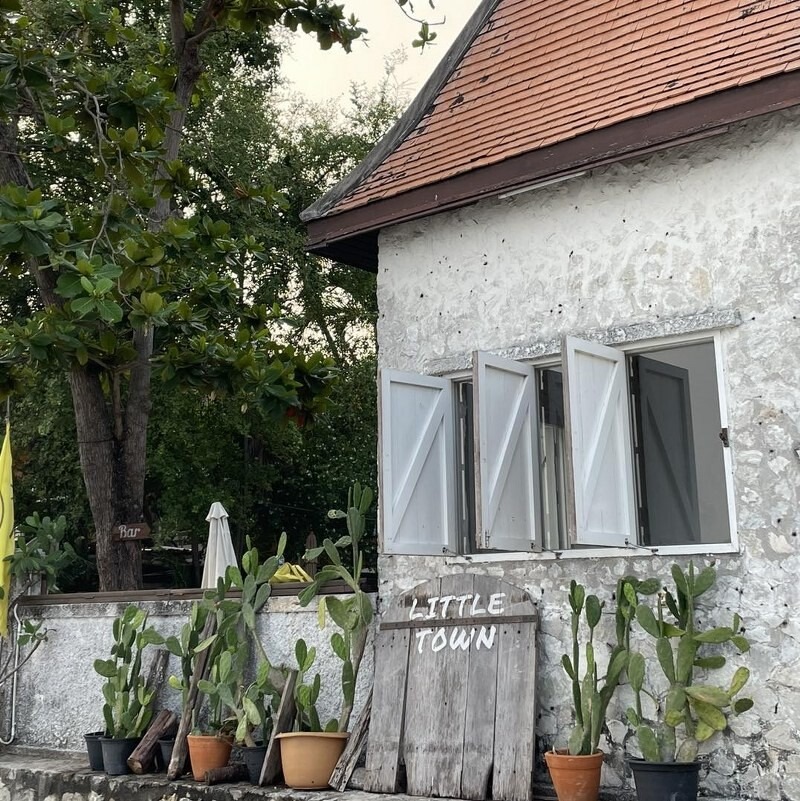 top 15+ คาเฟ่ศรีราชา 2567 คาเฟ่เปิดใหม่ ร้านกาแฟติดทะเล บรรยากาศดี