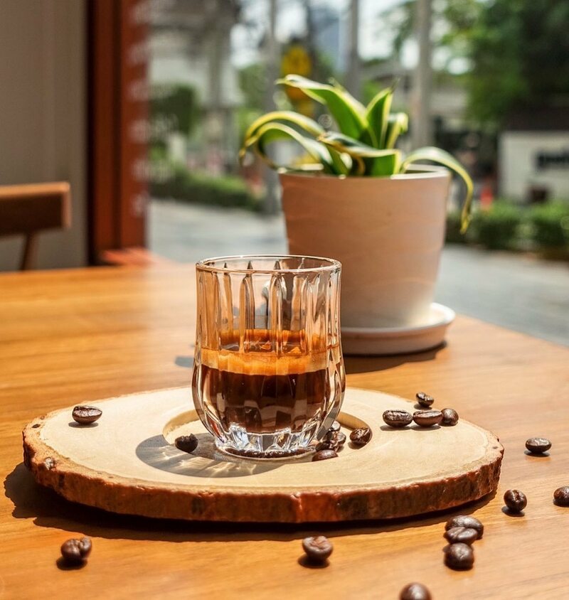 รวม cafe ย่านสุขุมวิท ขอบอกว่าเด็ดทั้งกาแฟ ทั้งบรรยากาศ จะพลาดได้หรอ?