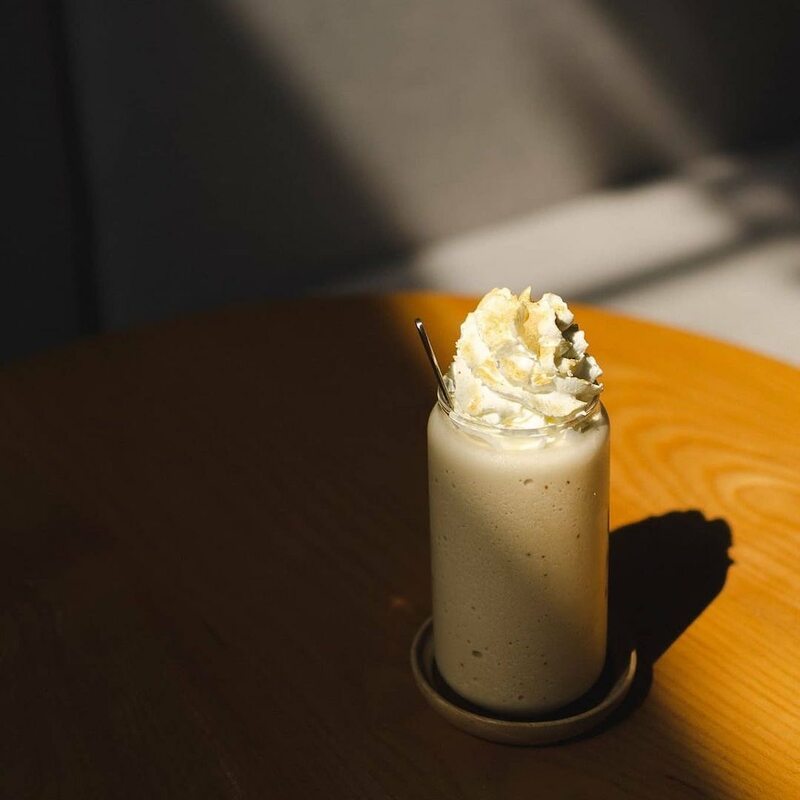 รวม cafe ย่านสุขุมวิท ขอบอกว่าเด็ดทั้งกาแฟ ทั้งบรรยากาศ จะพลาดได้หรอ?