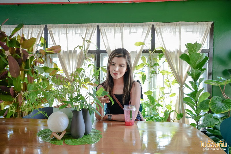 คาเฟ่ปราจีนบุรี, happy day cafe ปราจีนบุรี, happy day cafe ปราจีนบุรี คาเฟ่ในบ้านไม้สีขาวสไตล์โฮมมี่