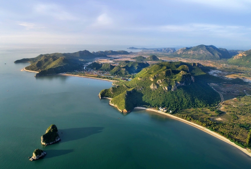 beachgoers, bueng bua nature education center, camping, cha-am-hua hin, crocodile show, drip rim lay, elastic walking, elephants show, flaming milk tea, fresh seafood, haad sam phraya, hin walking street, hua hin district, hua hin night market, hua hin safari & adventure park, huay mongkol temple, instagram spot, kaeng krachan national park, khao dang viewpoint, khao hin lek fai, khao hin lek fai view point, khao sam roi yot national park, khao takiab beach, khao tao reservoir, ladder walking, leisurely stroll, luxurious options, memory house, memory house cafe huahin, near bangkok, pa la-u waterfall, panoramic view, phraya nakron cave, popular seaside, prachuap khiri khan, pranburi dam, pranburi forest park, pranburi river, rajabhakti park, regent beach, rope climbing, sai noi beach, sam phraya beach, seen space hua hin, skoop beach cafe hua hin, suan son beach, suan son pradipat, suan son pradiphat, thao kosa forest park, three sugar palms, three sugar palms at paknam pran, tigers show, top seacret beach cafe, tree top adventure park huahin, vana nava water jungle, vana varin resort, wat khao takiab, zip lines, จุดชมวิว เขาหินเหล็กไฟ, ชายหาดหัวหิน, ซีนสเปซ หัวหิน, ตลาดชิเคด้า, ตลาดแทมมารีน, ตลาดโต้รุ่งหัวหิน, ถนนคนเดินหัวหิน, ที่เที่ยวหัวหิน, ที่เที่ยวหัวหิน 2024, ที่เที่ยวหัวหิน 2565, ที่เที่ยวหัวหิน 2567, วัดห้วยมงคล, วัดเขาตะเกียบ, สถานีรถไฟหัวหิน, สวนน้ำ วานา นาวา, สวนน้ำ วานา นาวา วอเตอร์ จังเกิ้ล, สวนสนประดิพัทธ์, หัวหิน, หัวหิน 2024, หัวหิน 2567, หาดสวนสน, หาดหัวหิน, หาดเขาตะเกียบ, อ่างเก็บน้ำเขาเต่า, อุทยานราชภักดิ์, เที่ยวหัวหิน, top 30+ ที่เที่ยวหัวหิน ยอดฮิต [กรกฎาคม 2024] พักผ่อนใกล้กรุง ผ่อนคลายไปกับธรรมชาติ