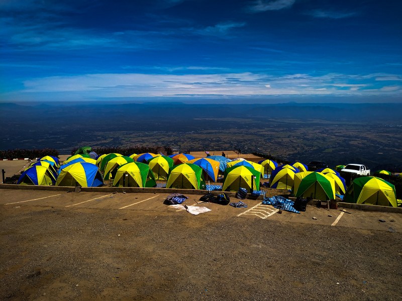 top 7+ ที่พักหน้าฝน 2567 สัมผัสบรยากาศความเขียวขจีของต้นไม้ใบหญ้า เคล้าหมอกยามเช้า